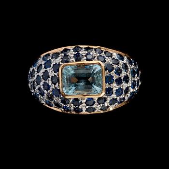 A sapphire and aquamarin ring.
