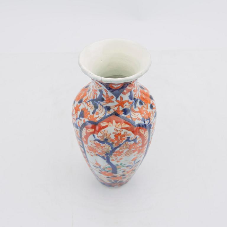Urnor och vaser 7 dlr Japan Imari 18/1900-tal porslin.