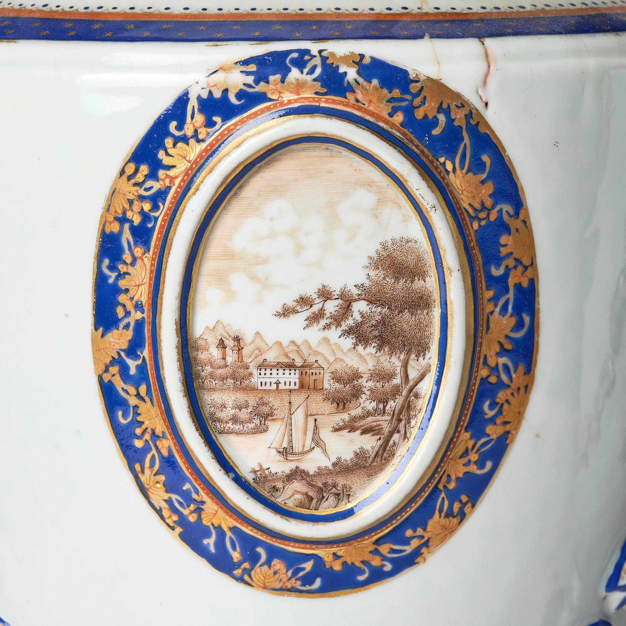 Urnor, ett par, kompaniporslin. Qingdynastin, Qianlong (1736-95).