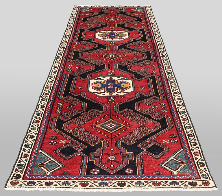 A semi-antique Bakhtiari runner carpet, c. 295 x 100 cm.