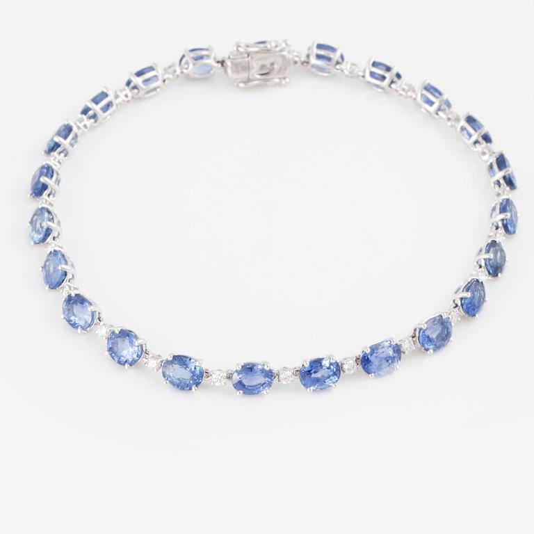 ARMBAND, med fasettslipade blå safirer ca 12.30 ct och briljantslipade diamanter ca 0.50 ct.