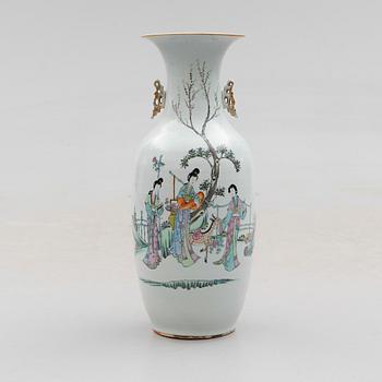 GOLVURNA, porslin, Kina, 1900-tal.