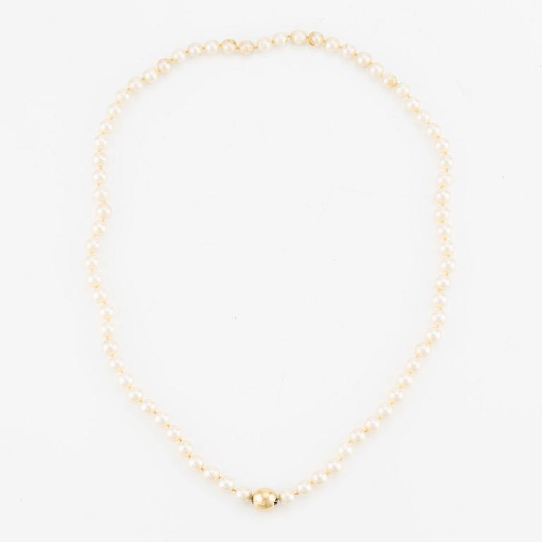 Ole Lynggaard, clasp in 18K gold, with three colliers featuring cultured pearls.