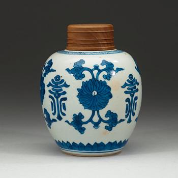 A blue and white jar, Qing dynasty Kangxi (1662-1722).