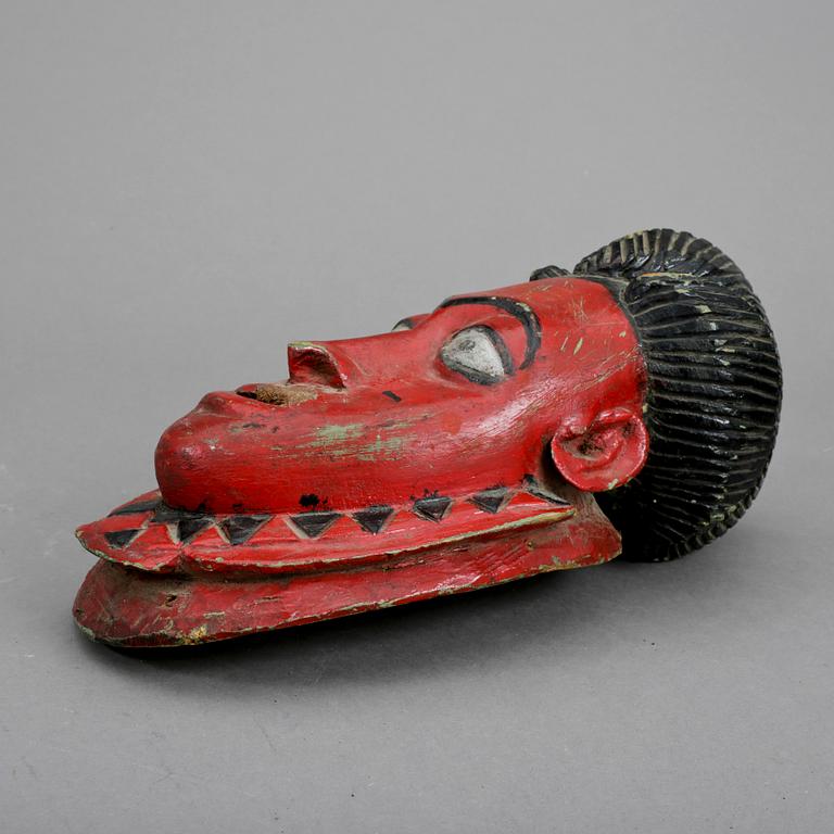 MASKER, 2 st, Västafrika, 1900-tal.