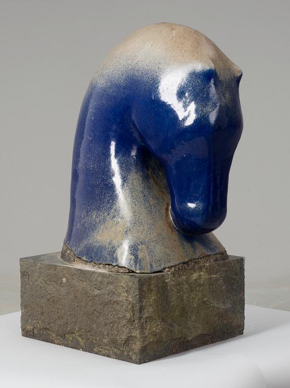 An Ulla & Gustav Kraitz stoneware sculpture of a horse head, Fogdarp, Förslövsholm.