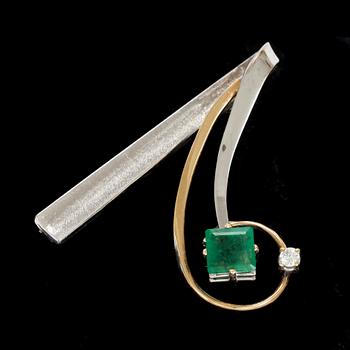 BROSCHER, 2 st. 18 k vitguld, med smaragd och diamant, resp diamant. Vikt tot ca 10 g.