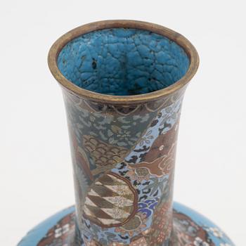 Vas samt fat, cloisonné. Japan, tidigt 1900-tal.