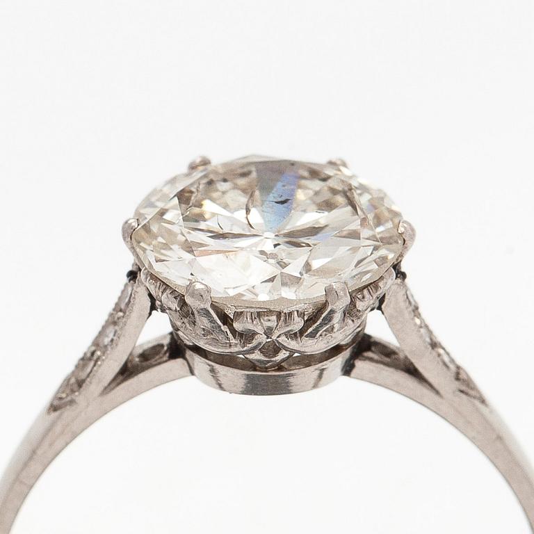 A platinum ring, with a brilliant- and single-cut diamonds, Stockholm 1935.