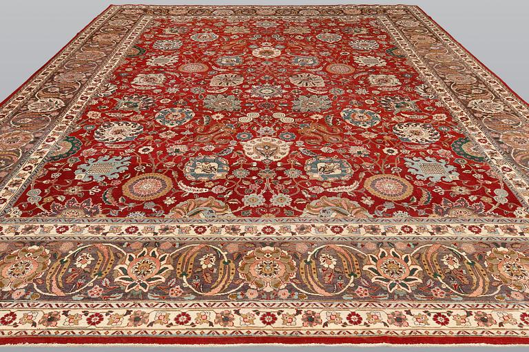 A semi-antique Tabriz carpet, approx. 485 x 343 cm.