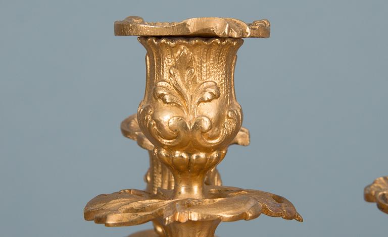KANDELABRAR, ett par, förgylld brons, rokokostil, sent 1800-tal.