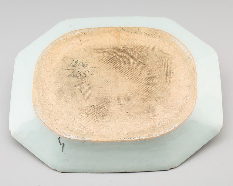 STEKFAT, porslin, Kina, Qianlong 1736-1795.