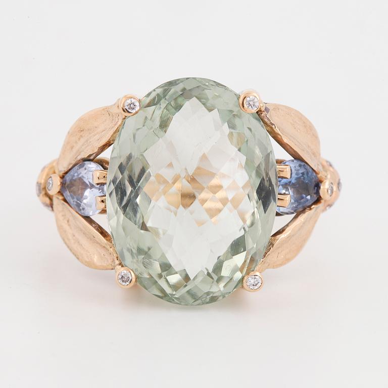 RING, med grön checkerslipad prasiolit, safirer och diamanter.