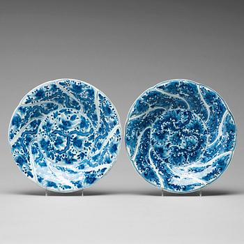 727. A pair of blue and white dishes, Qing dynasty, Kangxi (1662-1722).