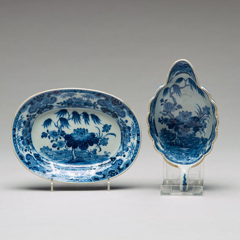 TALLRIKAR, 12 stycken, ASSIETTER, 10 stycken, samt SÅSSNIPA med FAT, kompaniporslin. Qingdynastin, Qianlong (1736-95).