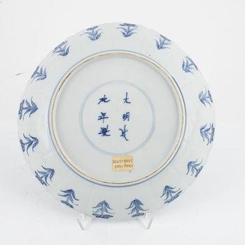 A blue and white porcelain dish, China, Kangxi (1662-1722).