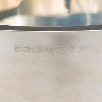 Pekka Piekäinen, A silver punch bowl with ladle and six beakers, marked PP, Auran Kultaseppä, Turku 1975-76.