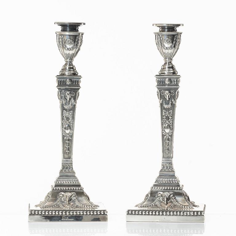 A pair och silver plated candelsticks, mark of  Elkington & Co, Birmingham, 1888-1890.