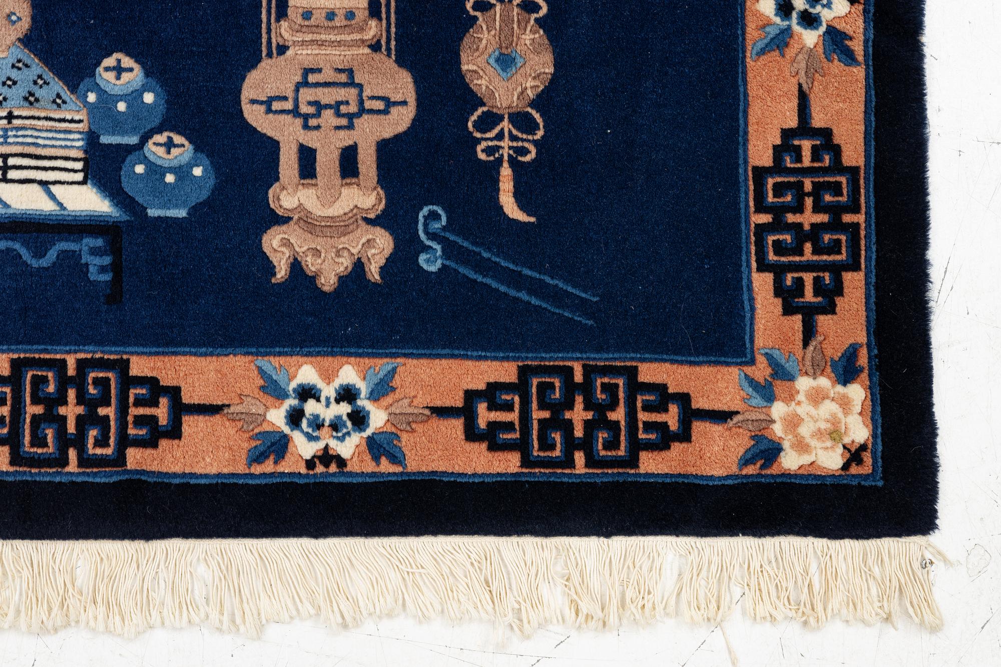 A Chinese rug,  156 x 80 cm.