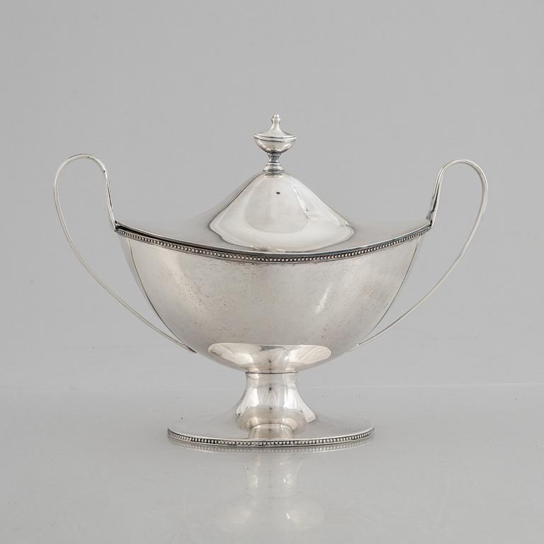 A Swedish Empire style silver sugar bowl, mark of GAB, Stockholm 1919.