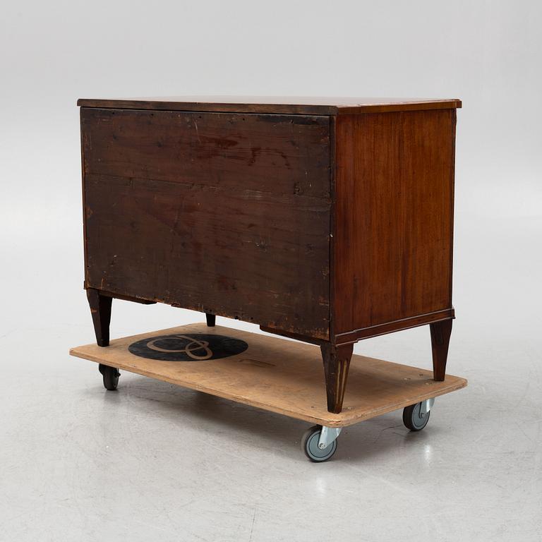 A late Gustavian chest of drawers, around 1800.
