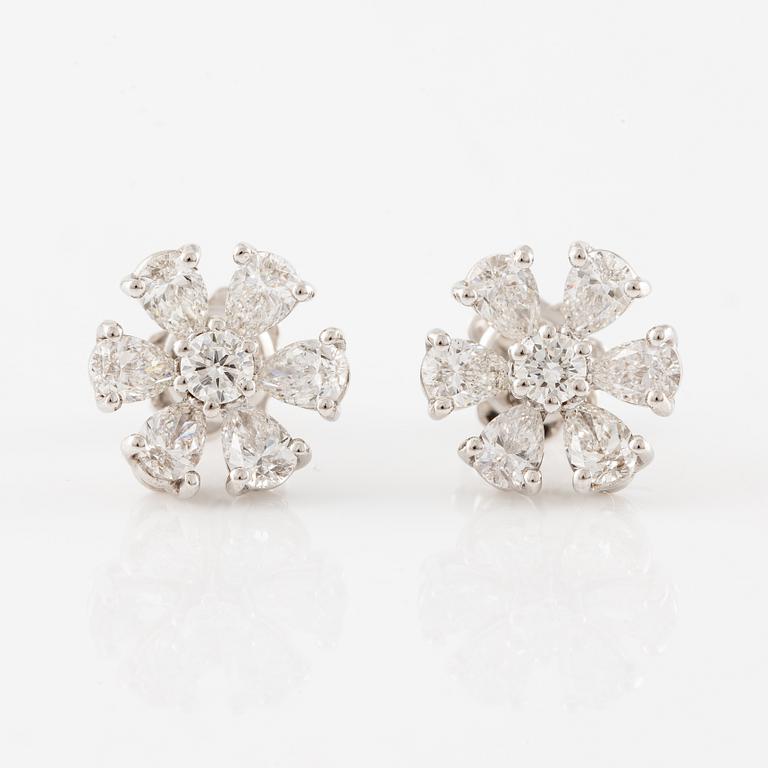 Ett par örhängen 18K guld med runda- och droppformade briljantslipade diamanter.