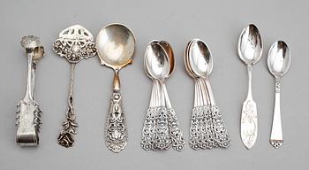 SKEDAR, 16 st samt SOCKERTÅNG, silver, svenska och norska stämplar, 1900-talets mitt. Vikt ca 177 gram.