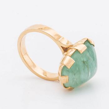 RING 18K gold w green stone probably beryl, Stockholm 1982.