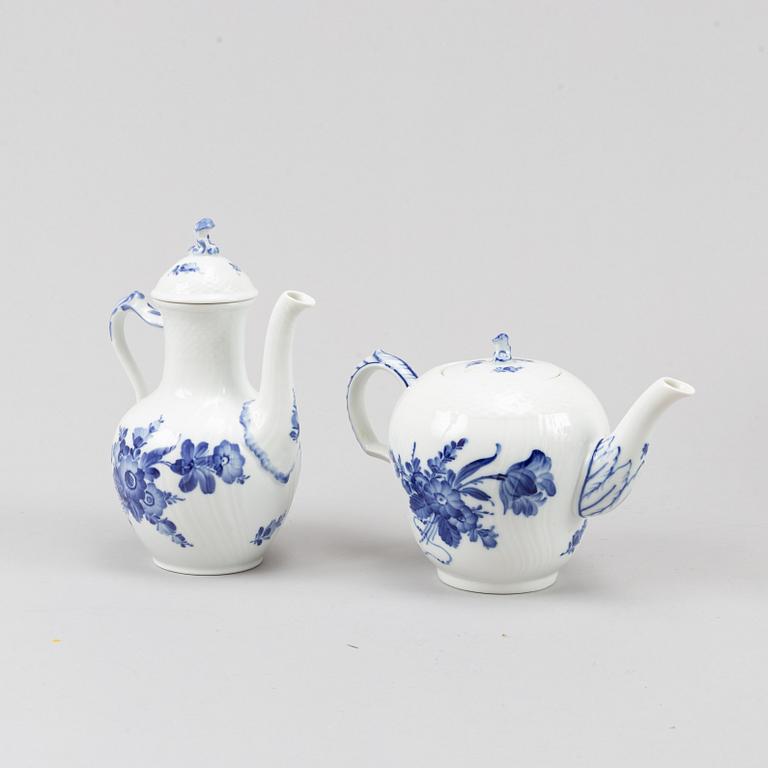 Royal Copenhagen, a 'Blå Blomst' porcelaine service (65 pieces).