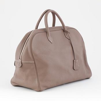 HERMÈS, an étoupe leather travelbag "Steven overnight bag".