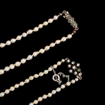 PÄRLCOLLIER, 2 st, odlade doserade pärlor, 1900-talets första hälft.