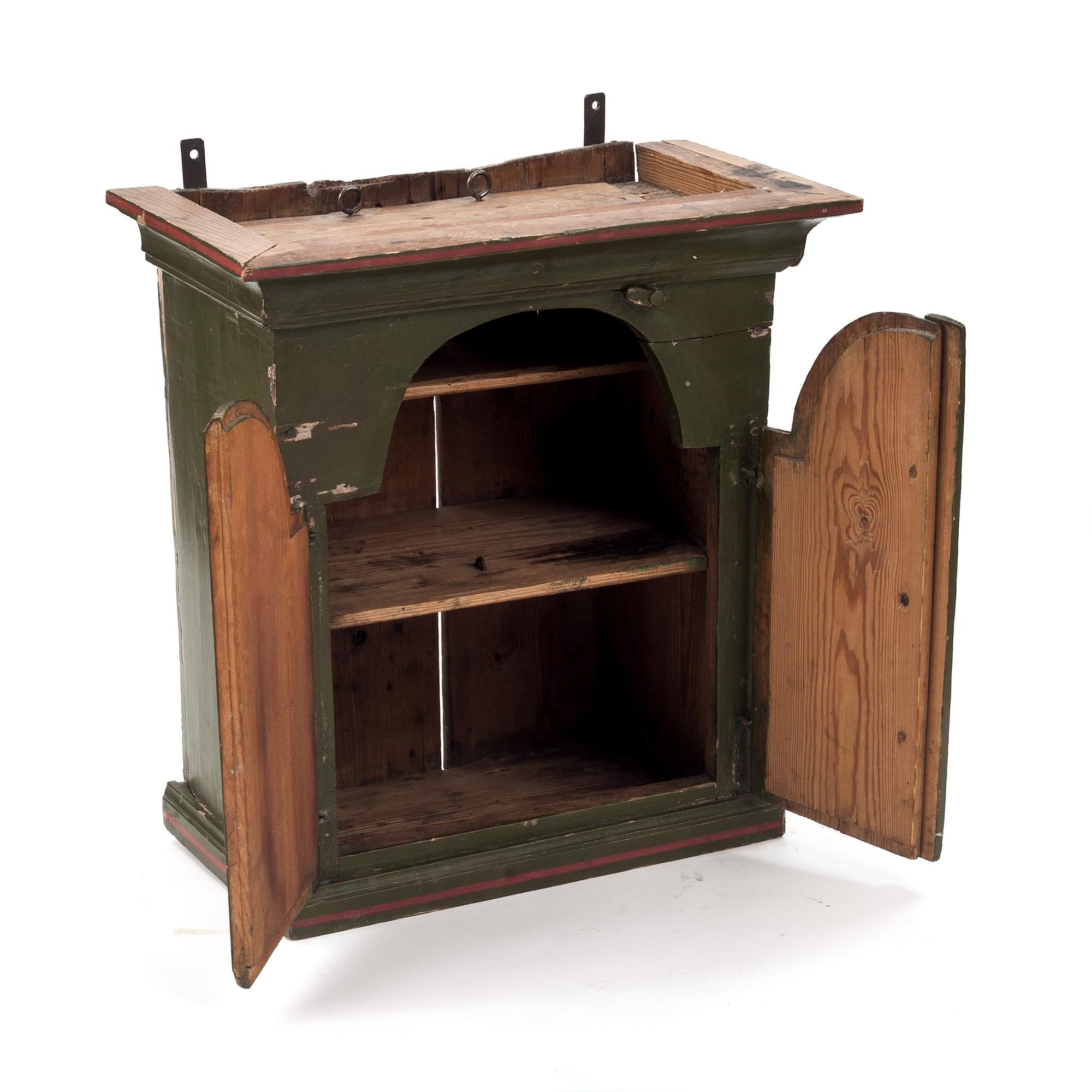 VÄGGSKÅP, allmoge. 1800-tal.