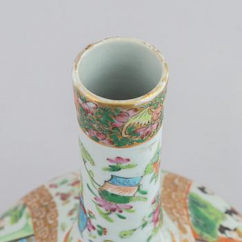 A Chinese Canton porcelain vase, 19th century, Qing dynasty.