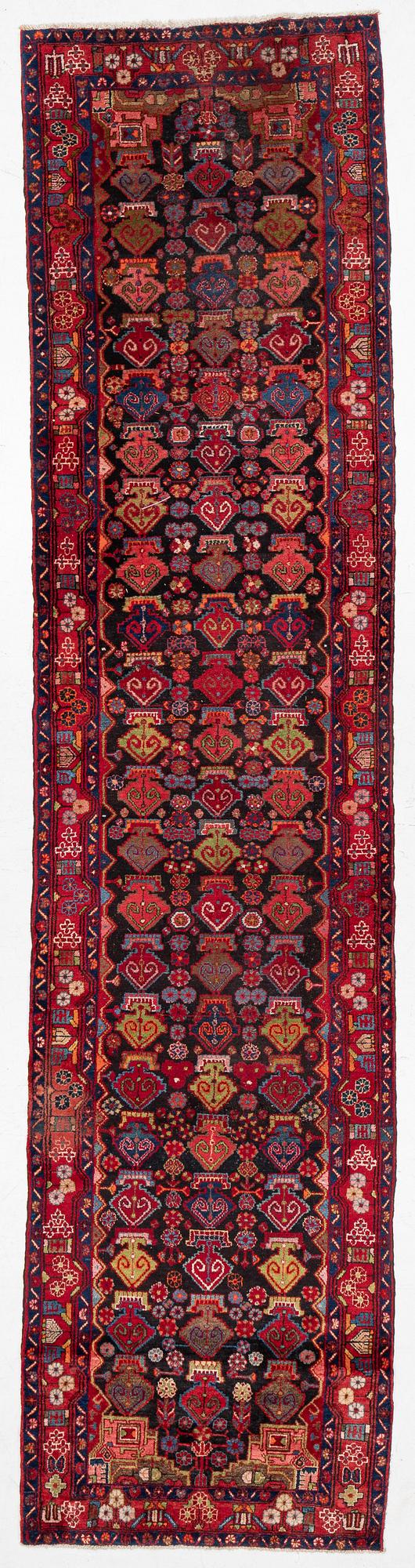 Semi-Antique Senneh runner., approx. 485 x 115 cm.
