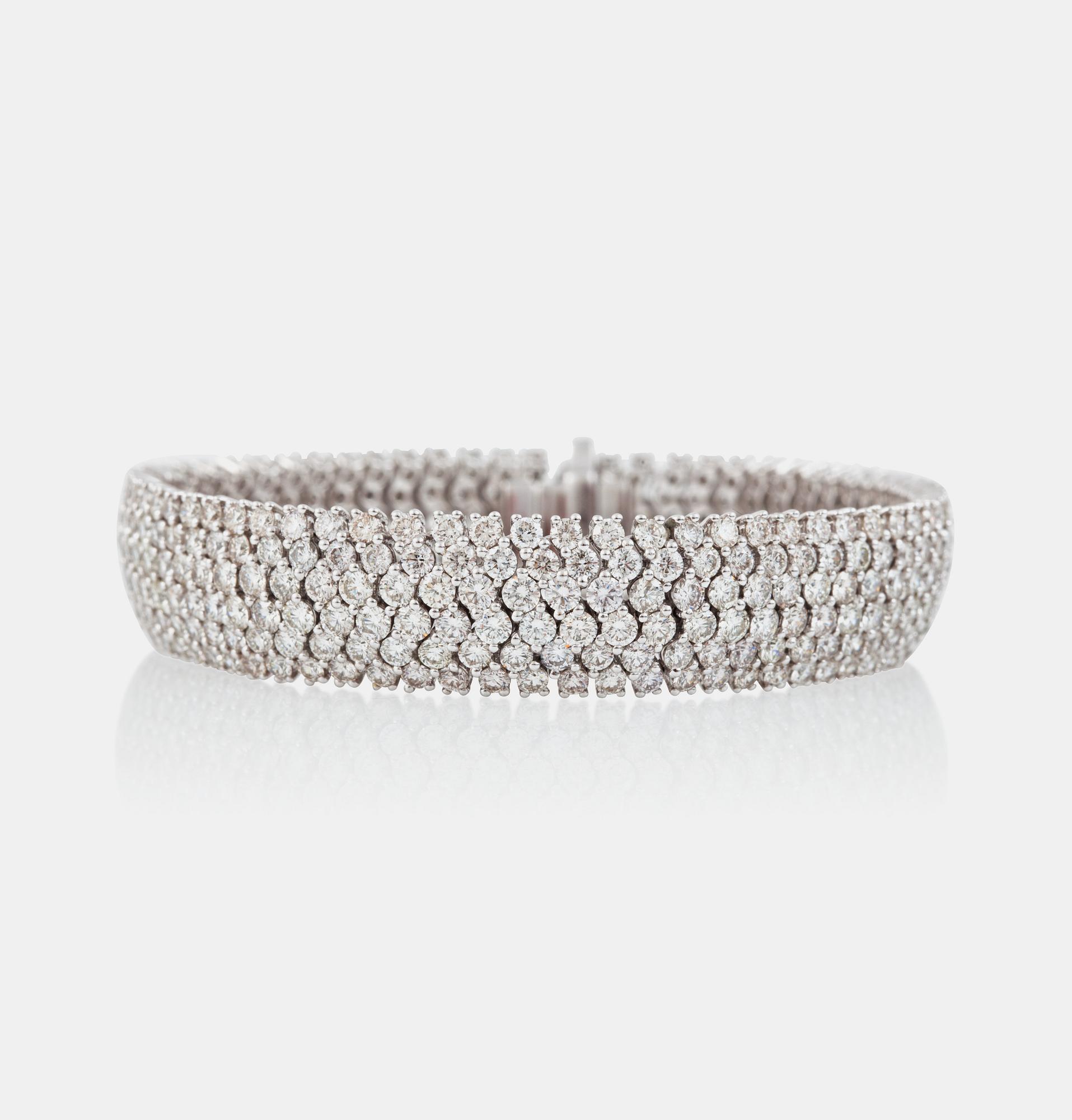 ARMBAND med briljantslipade diamanter, circa 19.00 ct totalt.