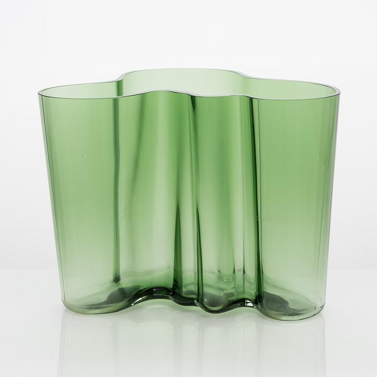 Alvar Aalto, a 'Savoy' 50-year jubilee vase, 3030, signed A. Aalto 1936-1986 Iittala 2447/8000.