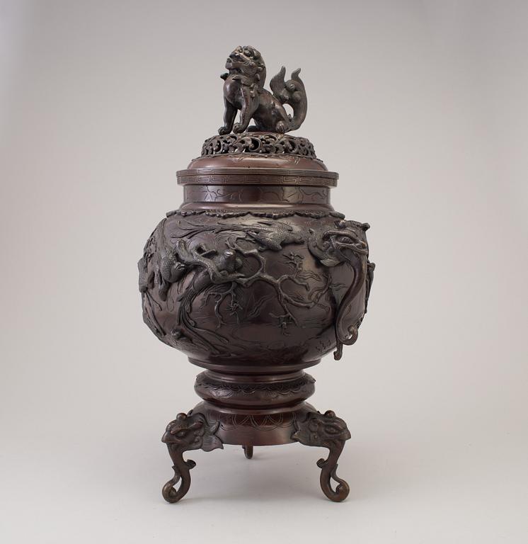 A massive Japanese bronze incense burner on tripod with cover, Meiji Meiji (1868-1912).