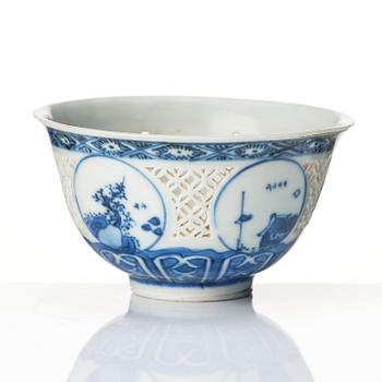 A blue and white bowl, 'Hatcher Cargo', 17th Century.