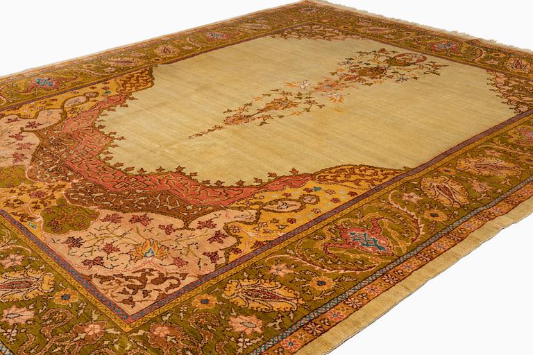 An antique west anatolian Ushak carpet, ca 367 x 296 cm.
