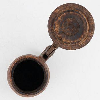 Dryckeskanna, masurbjörk, daterad 1830.