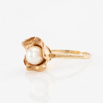 Ring 14K gold with a cultured pearl.