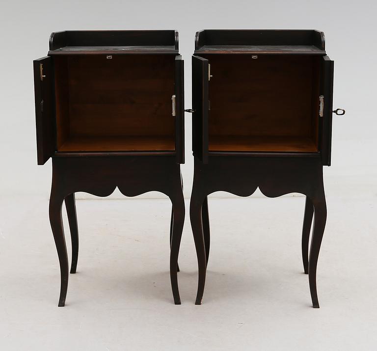 SÄNGBORD, 1 par, rokokostil, för Nationalmuseum, 1900-talets andra hälft.