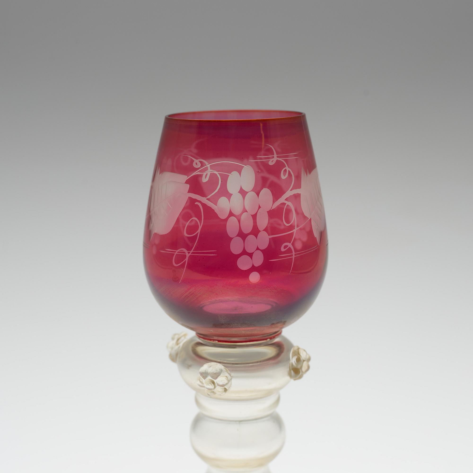 A SET OF 19 SIMILAR WHITE WINE GLASSES, Gullaskruf and Royal Krona, second half of the 20th century.