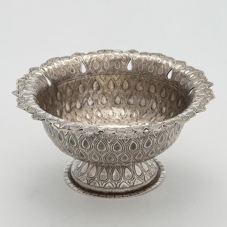 Malja, hopeaa, mogultyylinen, 1700-luku. Suomalaiset tarkastusleimat, Ossian Hopea, Porvoo 1977.