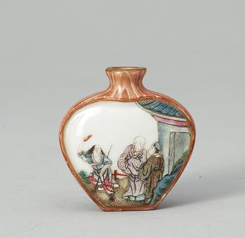 A porcelaine snuff bottle. Late Qing dynasty (1644-1914).