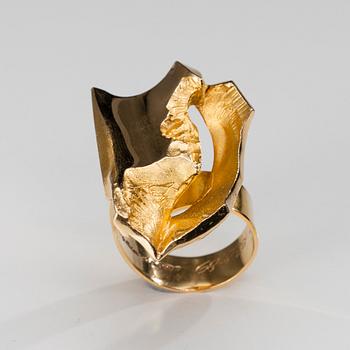 Matti Hyvärinen, A RING, 18K gold, Matti Hyvärinen, Turku 1989. Weight 24,5 g.