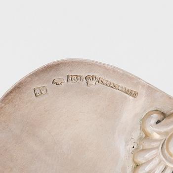A silver cake server, and a silver platter, silver, J. E. Fagerroos, Helsinki 1874 and Kultakeskus, Hämeenlinna 1956.