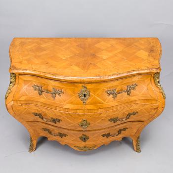 A SWEDISH CHEST OF DRAWERS, 18th Century.