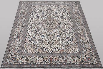 A carpet, Kashan, ca 290 x 193 cm.