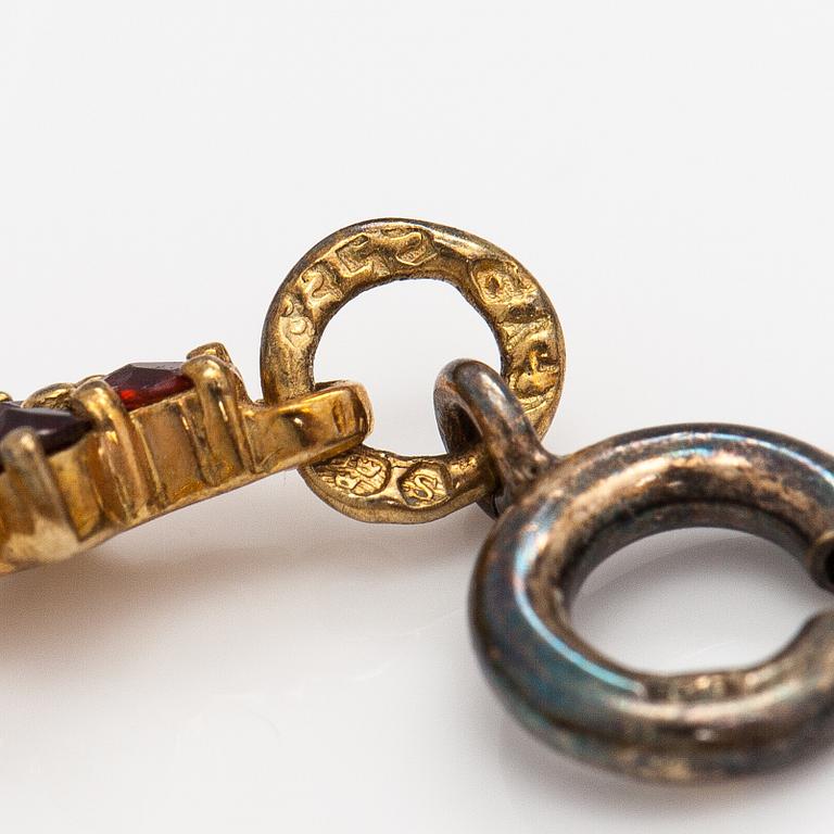 A gilded silver jewellery suite with garnets. Swedish import marks.